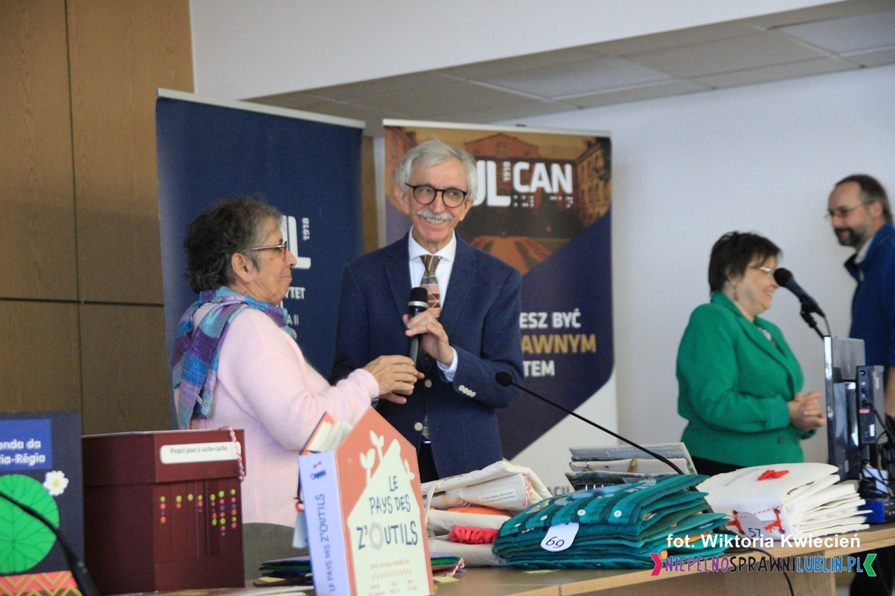 photo of Patricia Richard and Bob Marek in front of the award-winning models and the models that received special mentions from the jury.